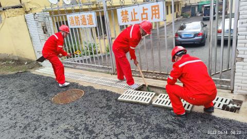 東北管道公司鐵嶺通信站在隱患排查中清理排水渠淤泥